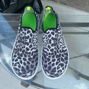 OOFOS Slip On Black Leopard Size 10 Brand New With tags.